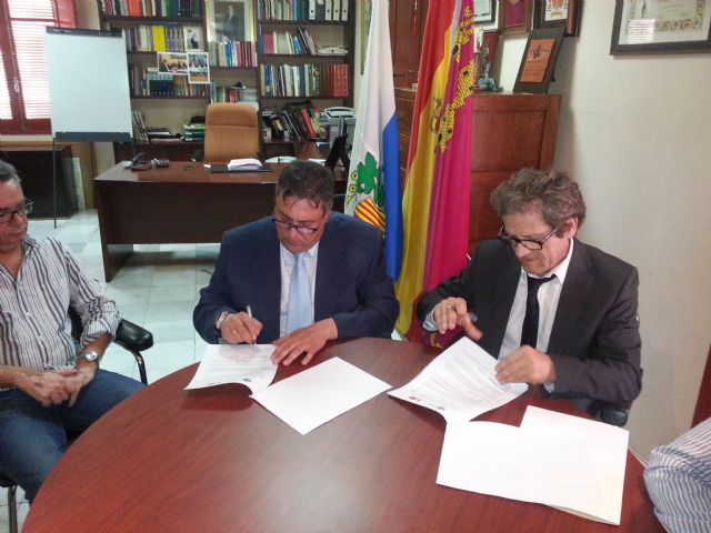 Firma de un convenio entre el Ayuntamiento de Villanueva y el Colegio Oficial de Aparejadores