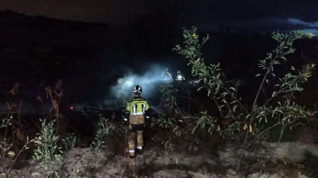 Incendio de vegetación y desechos en una rambla en Villanueva del Río Segura Incendio de vegetación y desechos en una rambla en Villanueva del Río Segura